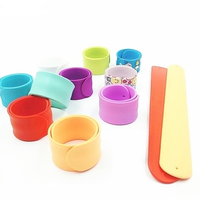 Impression en soie imprimable de Debossed de silicone en caoutchouc de logo en vrac de bracelets