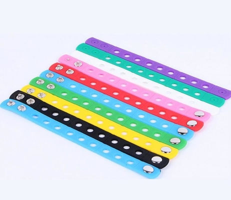 Bracelets en caoutchouc de silicone de cadeau de sport réglables avec avec des charmes de PVC