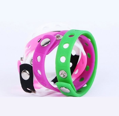 Les trous promotionnels dénomment les bracelets réglables, bouton en caoutchouc coloré en métal de bracelets