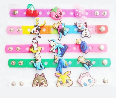 Bracelets en caoutchouc de silicone de cadeau de sport réglables avec avec des charmes de PVC