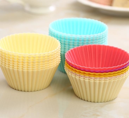 le petit gâteau standard de silicone de FDA de moule de petit gâteau moule la couleur faite sur commande du pantone 12pcs/sets