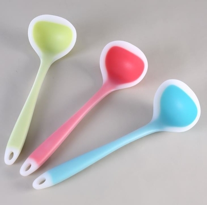 Outil de cuisine de cuillère de soupe à catégorie comestible de taille moyenne dans des couleurs translucides