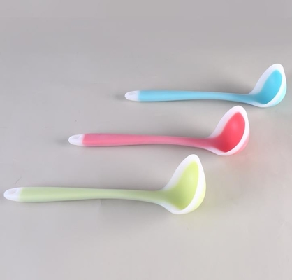 Outil de cuisine de cuillère de soupe à catégorie comestible de taille moyenne dans des couleurs translucides