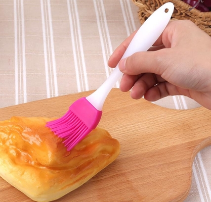 Brosse en plastique de cuisson de silicone de catégorie comestible de poignée de surface de petite taille de Sandy