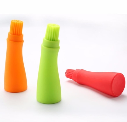 Le barbecue de catégorie comestible usine la bouteille blanche d'huile de silicone avec la brosse colorée