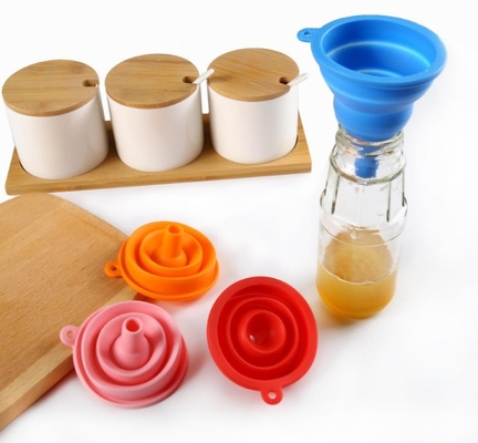 Outils pliables de petite taille de cuisine d'entonnoir de silicone de catégorie comestible de styles