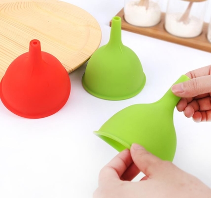 Outils standard de grande taille de cuisine d'entonnoir d'huile de silicone de catégorie comestible d'entonnoir