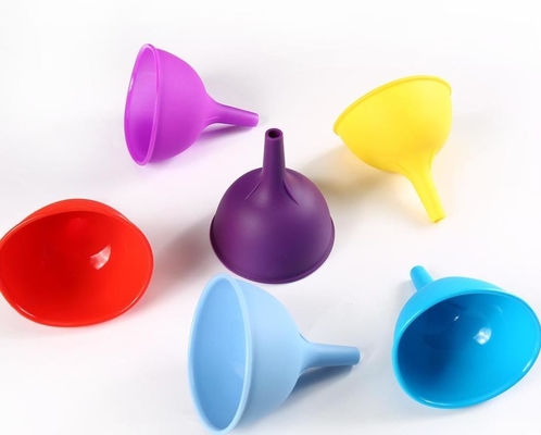 Outils standard de cuisine d'entonnoir d'huile de silicone de catégorie comestible d'entonnoir de taille de M