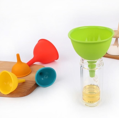 Outils standard de cuisine d'entonnoir d'huile de silicone de catégorie comestible d'entonnoir de taille de M