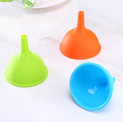 Mini outils standard de cuisine d'entonnoir d'huile de silicone de catégorie comestible d'entonnoir de taille