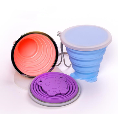 BPA libèrent la tasse pliante de sport de silicone de catégorie comestible avec la longue lanière