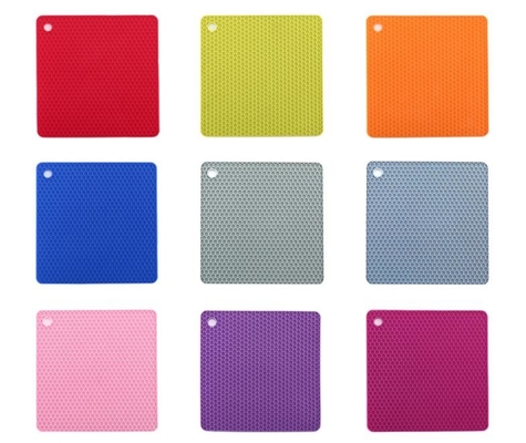 Les petits outils de cuisine de silicone de nid d'abeilles ont plaqué 18.2*18.2*0.6cm pour le bébé
