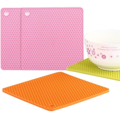 Les petits outils de cuisine de silicone de nid d'abeilles ont plaqué 18.2*18.2*0.6cm pour le bébé