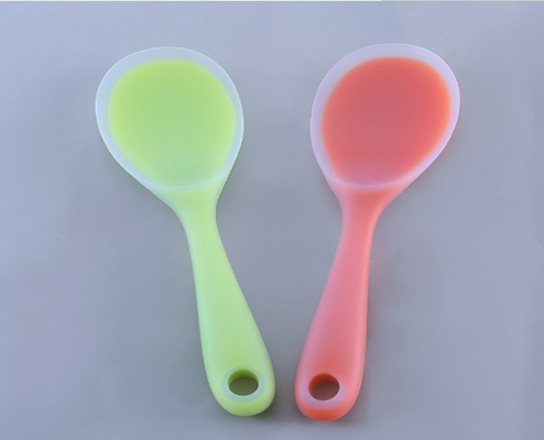 Le riz de silicone de catégorie comestible administre des outils à la cuillère de cuisine avec la couleur translucide
