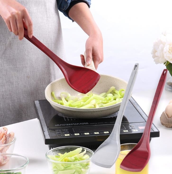 Le grain en bois dénomme le silicone Turner de catégorie comestible faisant cuire des outils pour la casserole antiadhésive